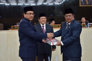 Anggota V BPK RI Menyerahkan LHP LKPD TA 2013 kepada Kutua DPRD Provinsi Jawa Barat
